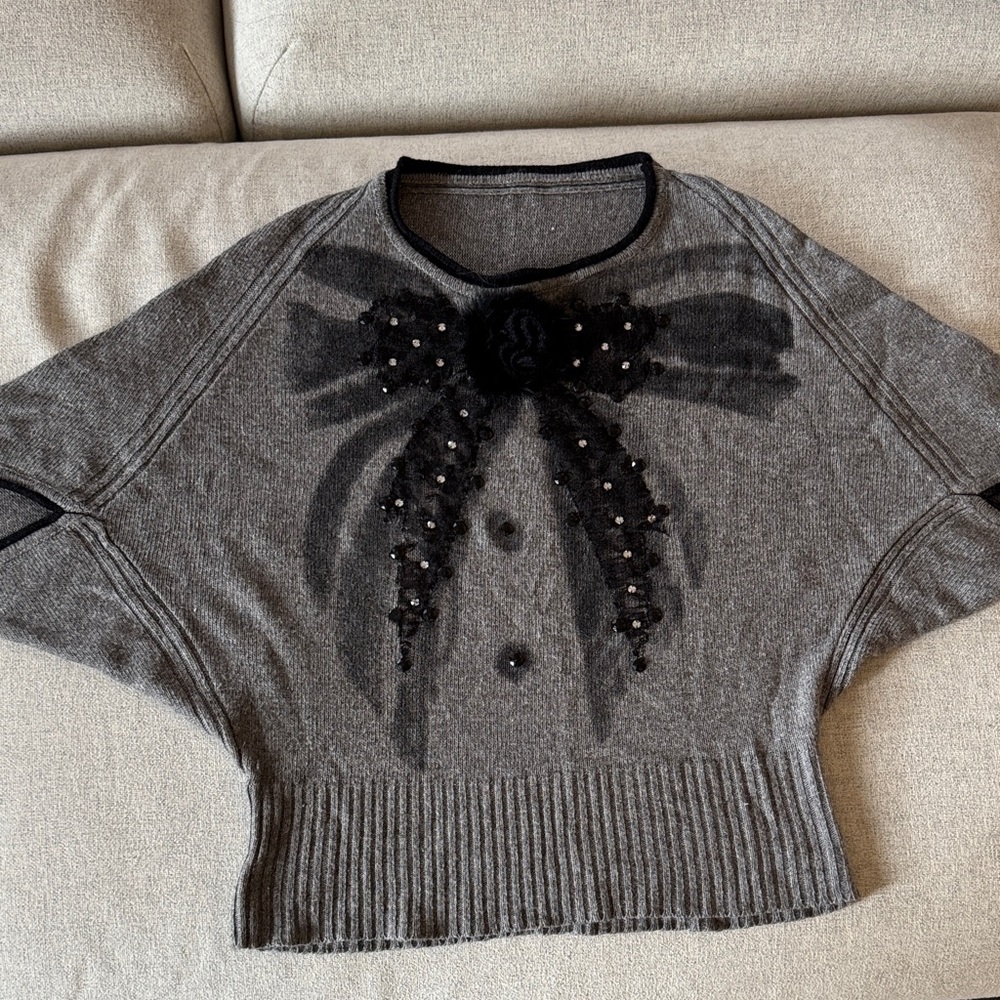 Chic Gray Sweater with Black Bow Accent